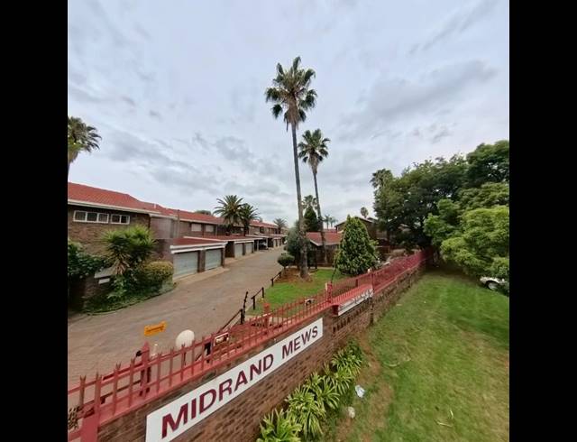 3 BEDROOM TOWNHOUSE FOR SALE IN CLAYVILLE EAST